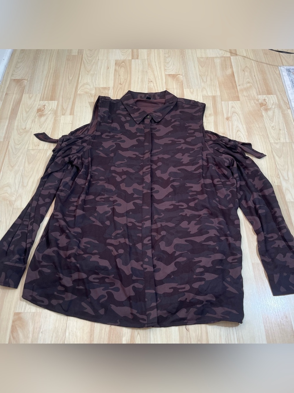 Rock & Republic women's cold shoulder top features a dark brown camouflage XL